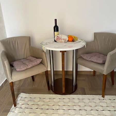 Apartmani Emily & Jully Nikšić Exteriör bild