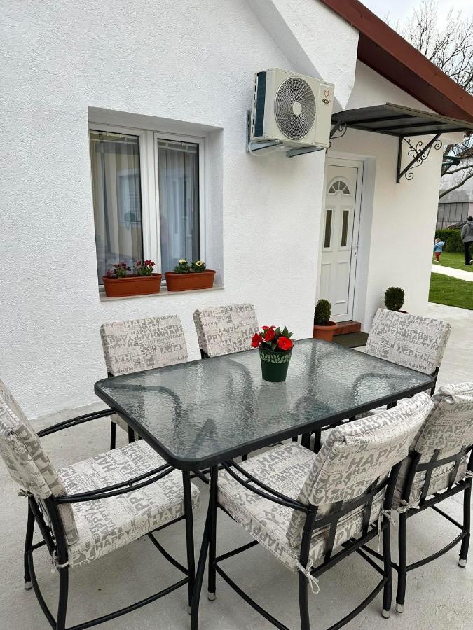 Apartmani Emily & Jully Nikšić Exteriör bild