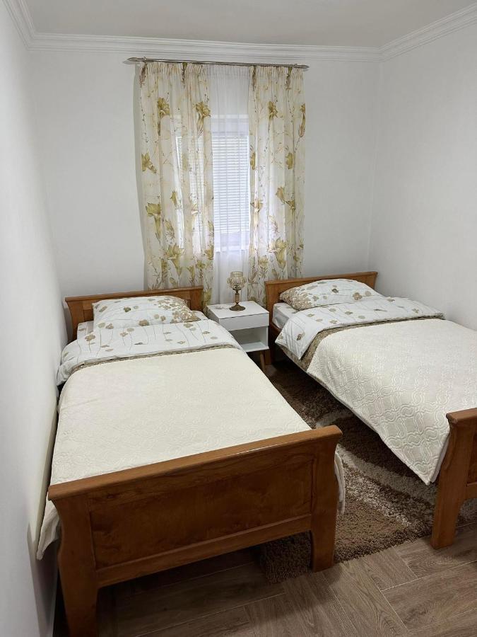 Apartmani Emily & Jully Nikšić Exteriör bild