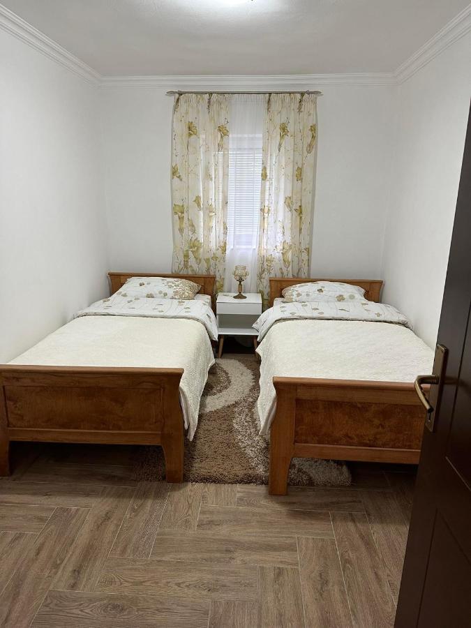 Apartmani Emily & Jully Nikšić Exteriör bild