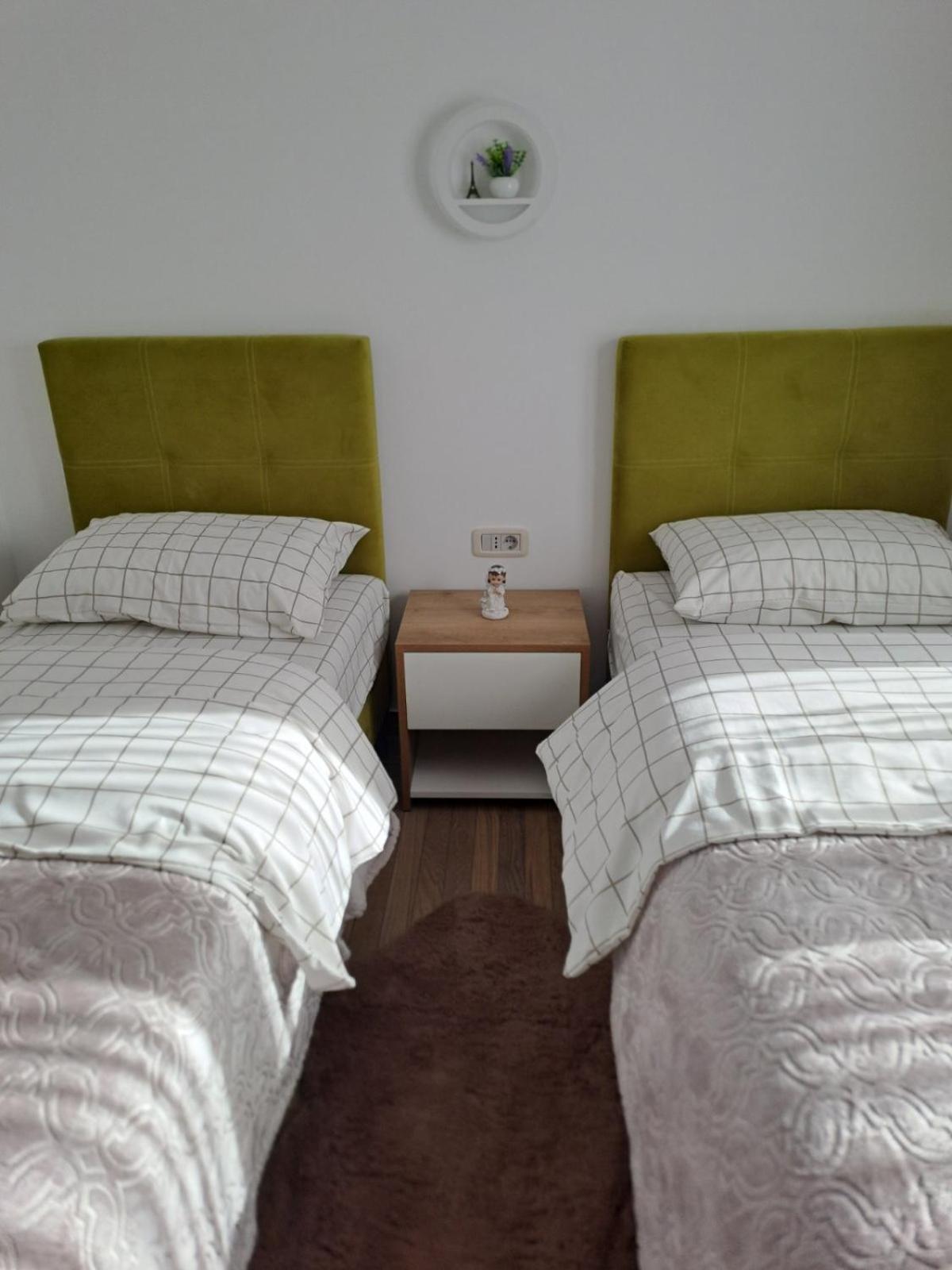 Apartmani Emily & Jully Nikšić Exteriör bild