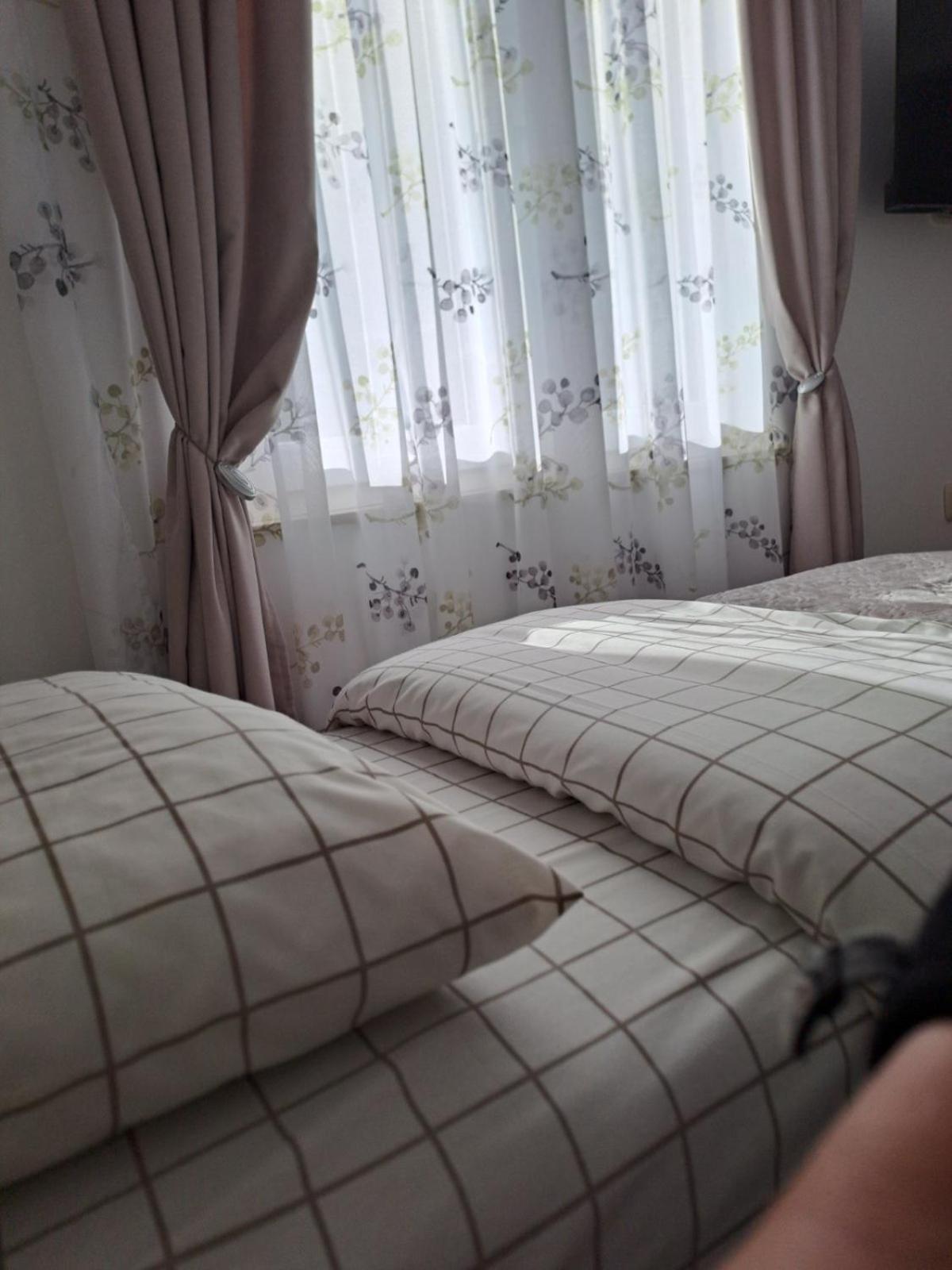 Apartmani Emily & Jully Nikšić Exteriör bild