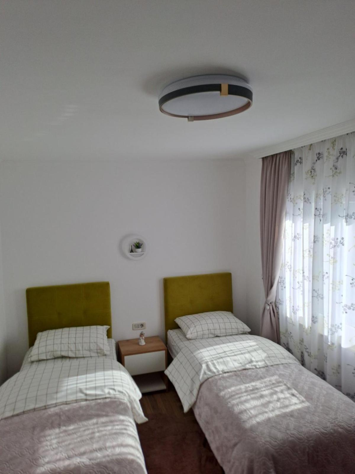 Apartmani Emily & Jully Nikšić Exteriör bild