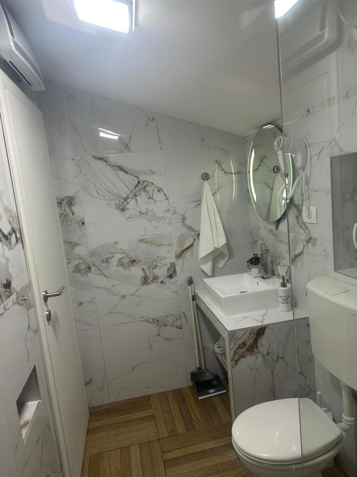 Apartmani Emily & Jully Nikšić Exteriör bild