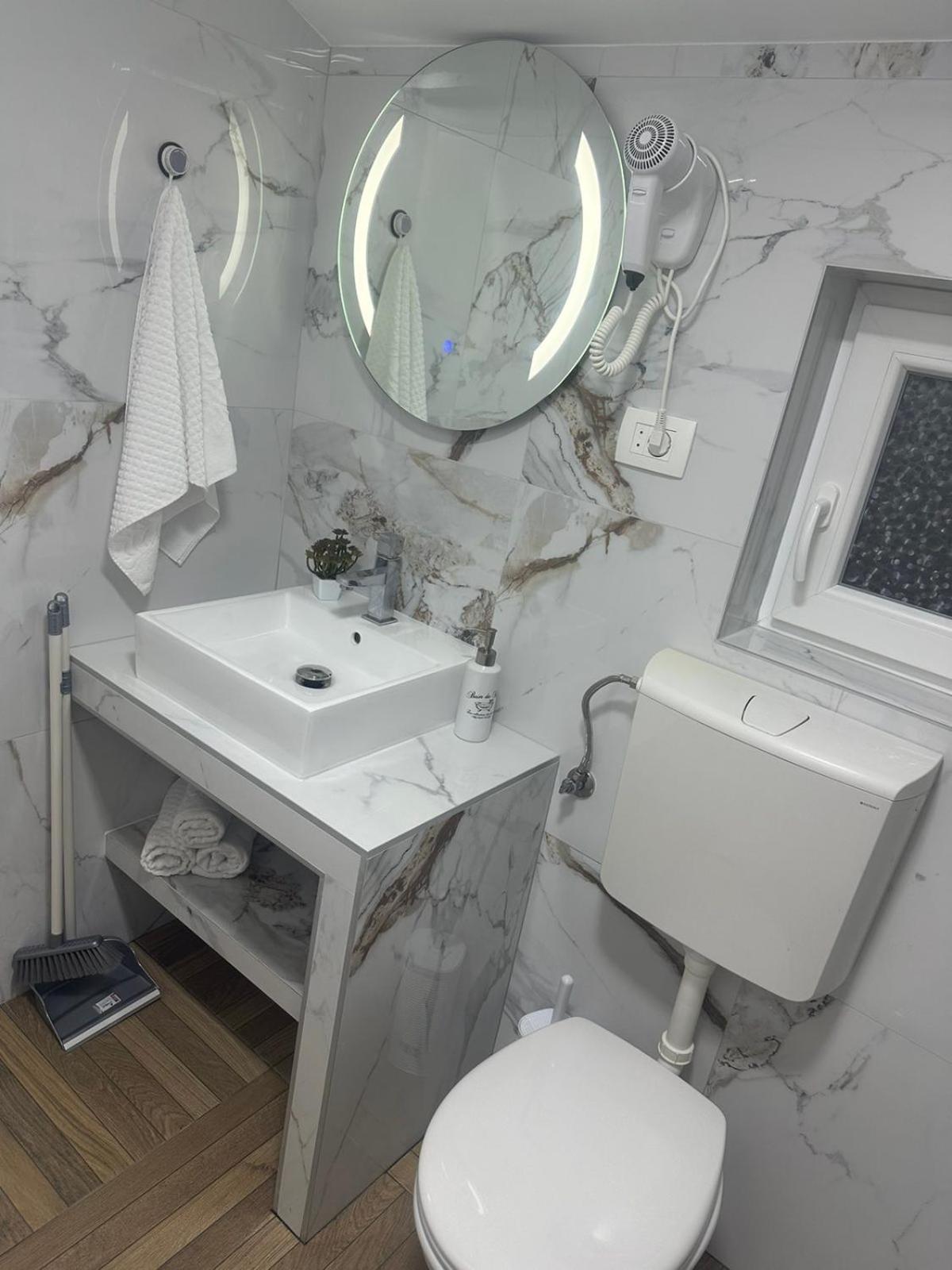 Apartmani Emily & Jully Nikšić Exteriör bild