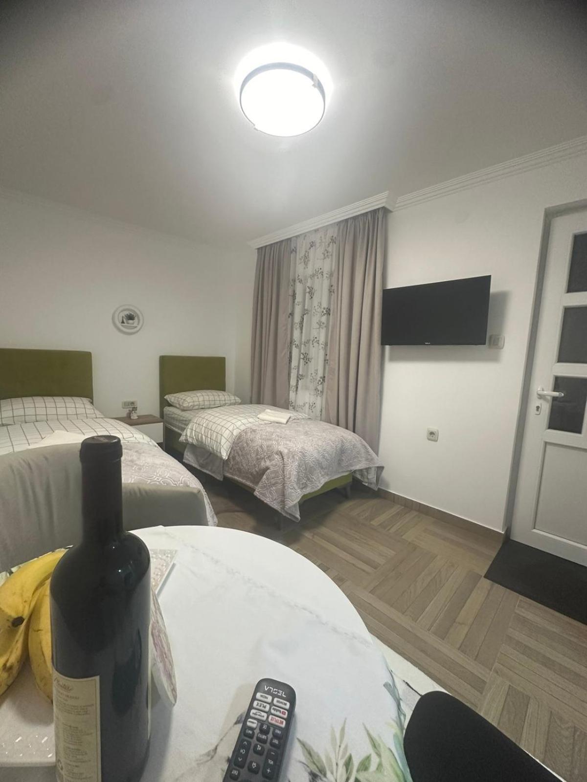 Apartmani Emily & Jully Nikšić Exteriör bild