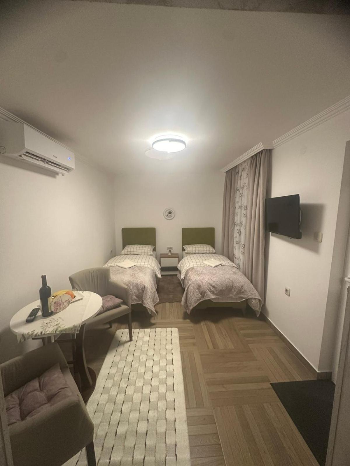 Apartmani Emily & Jully Nikšić Exteriör bild